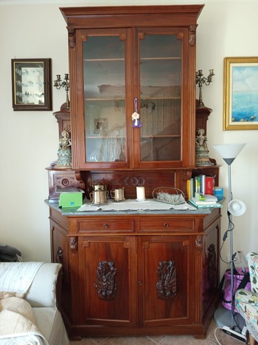 Antica credenza con vetrina