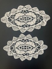 Centrini due vintage uncinetto bianchi ovali