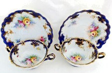 Due tazze di brodo dipinte a