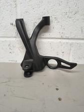 Supporto staffa gancio poggiapiedi posteriore sinistro BMW R12 2024 2025 46715A65BB7