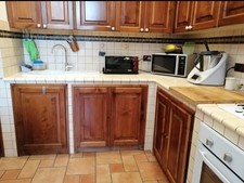 Pensili cucina usati. Sportelli in noce massello realizzati da artigiano. 