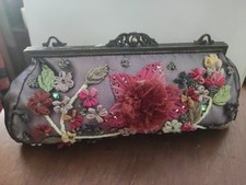 Pochette Con Ricami E Applicazioni Vintage  Con Toni Del Lilla E Rosa Fucsia
