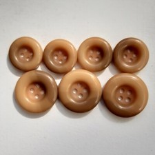 7 BOTTONI DA GIACCA DONNA, 3 grandi 4 più piccoli in mescola di resina, anni '70