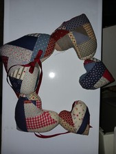 GHIRLANDA COCCARDA BIMBA CUORI IMBOTTITI ROSSI VERDI SCACCHI APERTA