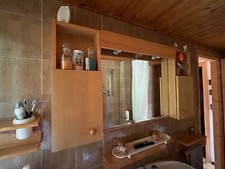 specchiera bagno in legno e accessori coordinati 
