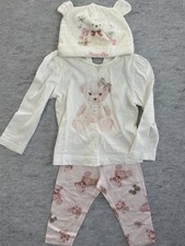 T-shirt, pantaloni e vestito