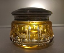 Barattolo boemo da toeletta in vetro ambrato e coperchio in argento 800.