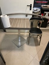 Stock per rinnovo locale , tavoli , sedie e vetrina refrigerata per dolci .