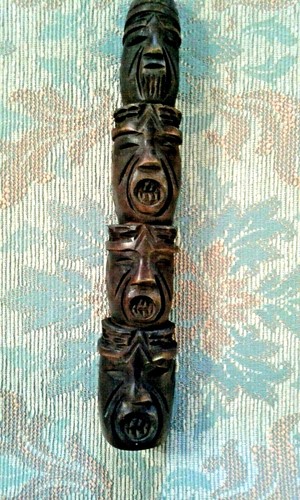 Totem legno scolpito mano - in,