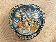 Scatola laccata russa in stile PALEKH – dipinta a mano - forma triangolare