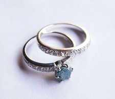 Anello con diamanti grezzi blu