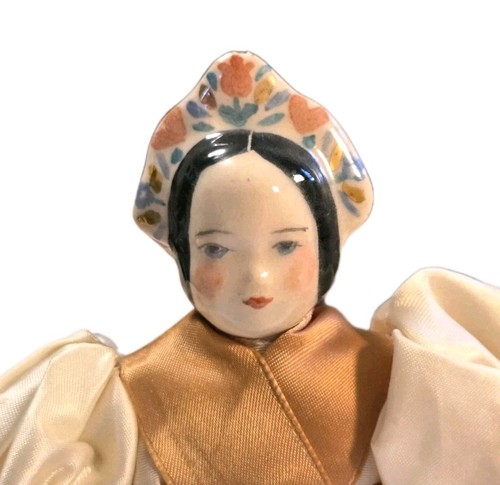 Graziosa statuina bambola