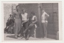 Sexy bello giovane uomo senza