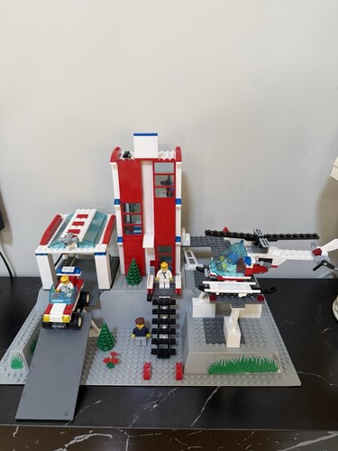 Lego city hospital 7892 quasi - city,