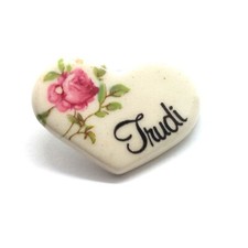 Spilla in ceramica nome Trudi a forma di cuore con rosa nome floreale gioielli vintage