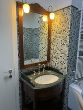 Lavandino vintage in legno con piano in marmo verde con specchio in legno