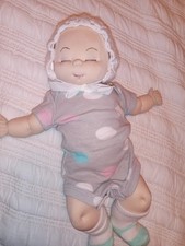 bellissima bambola bambina in