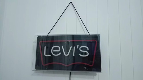 Levi insegna luminosa al - insegna,