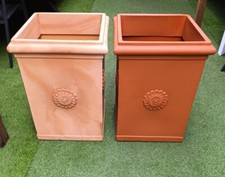 pr 70 VASO IN RESINA PILONE CON ROSONE