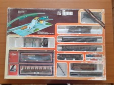 Grande scatola lima contenente due trenini un passeggeri e un merci