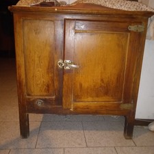 Vecchia Ghiacciaia In Legno