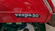 VESPA 50 Piaggio cod. 259393 TARGHETTA LATERALE COFANO SCRITTA STEMMA FREGIO