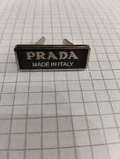 Targhetta Prada in metallo con clip