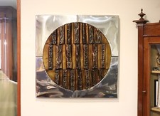 Prezioso pannello arte da parete brutalista anni 50 scultura metallo lamina su legno 28" x 28"