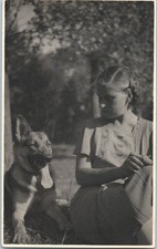 Donna anni 40 seduta allaperto