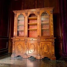 Grande libreria a doppio corpo