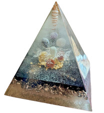 PIRAMIDE 4 LATI ORGONITE  CON LE SETTE PIETRE CHE RAPPRESENTANO I 7 CHAKRA