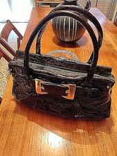 Borsa Inue' nero lucido finta pelle con maniglie corte