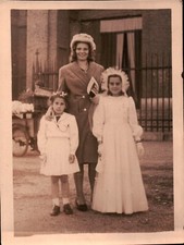 FOTO ANNI 50 - SIGNORA CON FIGLIA DURANTE LA SUA PRIMA COMUNIONE - 