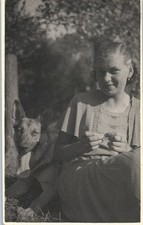 Donna anni 40 con cane da