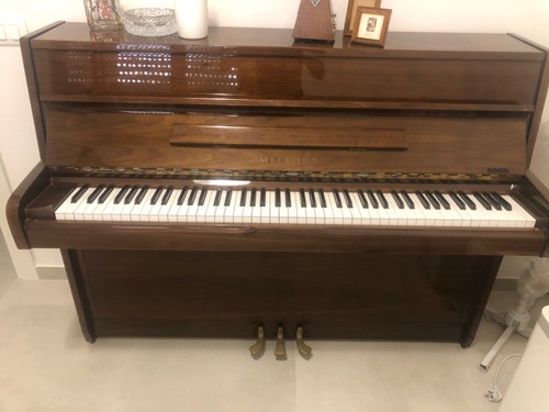 Pianoforte muro tenuto - a,