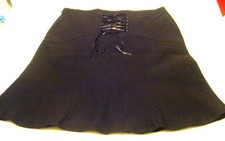 Bellissima gonna nera elasticizzata, decoro con nastro in raso nero sul dietro