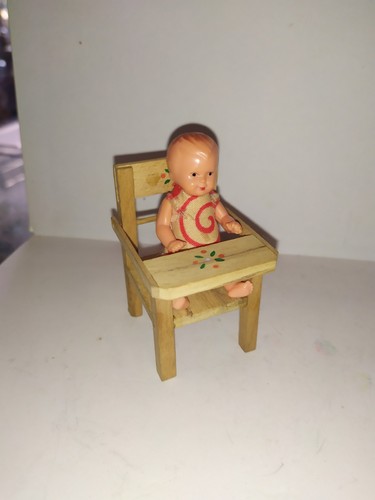 Vecchia sedia s bambola - sedia, +