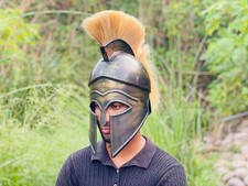 Elmetto corinzio in acciaio: esposizione costume greco spartano