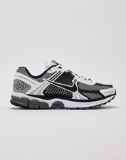 Nike Zoom Vomero 5 SE SP grigio scuro nero argento bianco nuove con scatola Regno Unito 8,5
