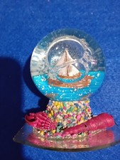 palle di vetro con neve