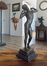 Statua in bronzo nudo maschile