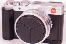 Leica D-Lux 7 argento con impugnatura.