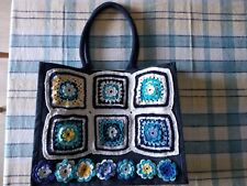 Borsa artigianale blu, rivestita con decori uncinetto, dimensione grande