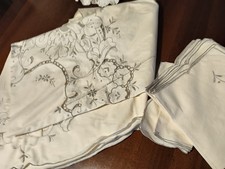 preziosa tovaglia  RICAMATA A MANO CON TOVAGLIOLI