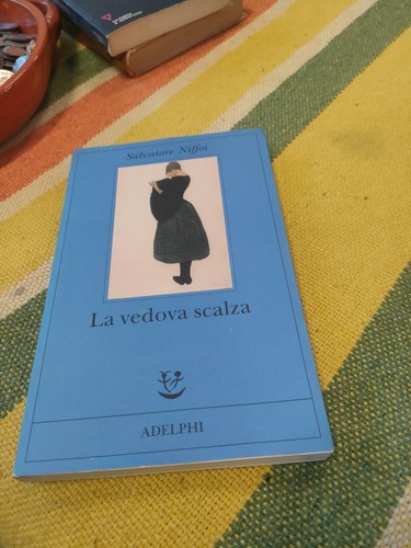 Vedova scalza adelphi - la,