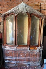 mobile vetrina in vetro trasparente e legno intarsiato