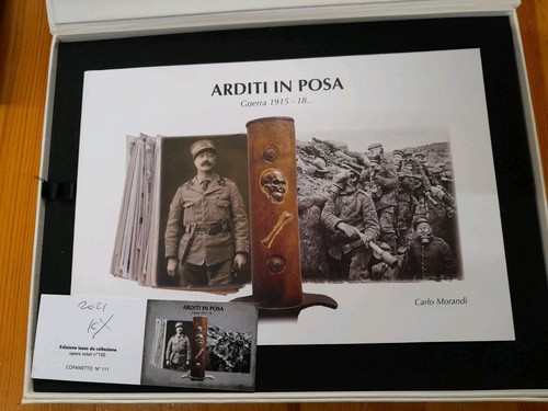 Arditi posa libro con - in,