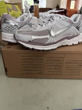 Nike Zoom Vomero 5 Sneakers Donna Grigio/Viola/Argento, Taglia 9 Wmns, HV6417 001