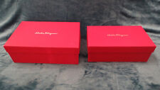 Ferragamo: 2 scatole vuote per scarpe in cartone rigido di colore rosso bordò.