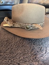 Fascia cappello serpente a sonagli vero Diamondback con testa e sonagli.